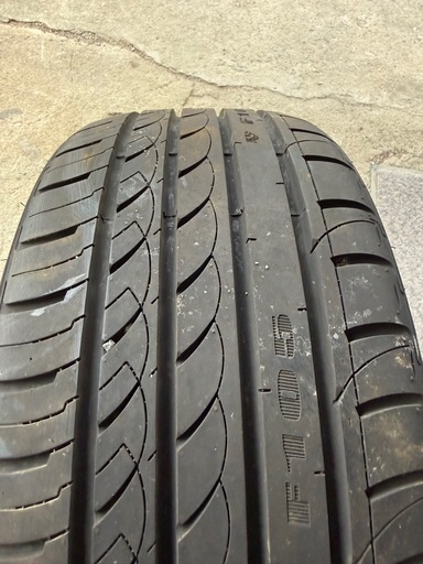 225/30R20 タイ