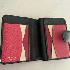 PRADA 二つ折り財布 ブラック・ピンク・ホワイトの画像