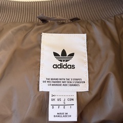 adidasのダウンジャケットの画像