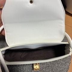 白 バック 肩掛けの画像