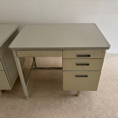【早急‼️】TOYO STEEL スチールデスク 片袖 事務机 オフィスデスク 幅91.5cm 奥行63.5cm 高さ74cmの画像