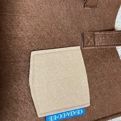 フェルト地バッグ型収納の画像