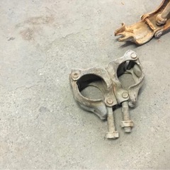 A-400△ y 岐阜発/ 単管クランプ/ 直行43個/ 自在113個/ 垂木用自在26個/ ジョイント16個/ まとめて/ サビ等あり/ 現状品/ R8.2/4 △の画像