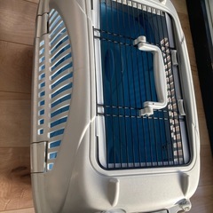 ペット　キャリーケース+オムツの画像