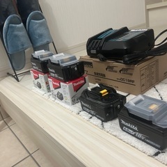 マキタ18v6aバッテリー4つ充電器の画像