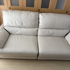 ホワイトレザー 2人掛け電動リクライニングソファ Jafar Ryodendou NV LGY 2024年11月購入 状態良好の画像