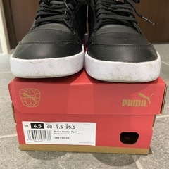黒と金　PUMAスニーカー25.5㎝の画像