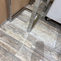 ガラスの上品なサイドテーブルの画像