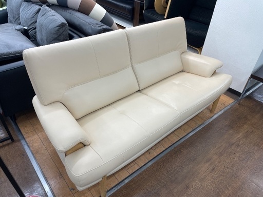 Karimoku(カリモク)のの3人掛けソファーです