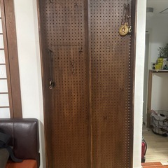 【賃貸OK 】ディスプレイボード/壁突っ張り式/パンチングボード/有孔ボードの画像