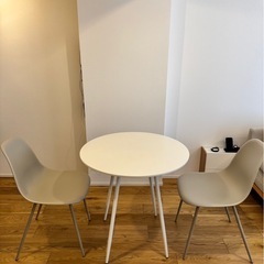 テーブル、椅子×2脚の画像