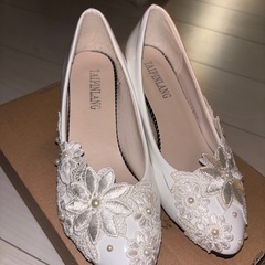 白 パンプス 23.5cm
の画像