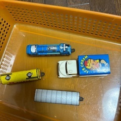 ブリキ　のりもの　4つの画像