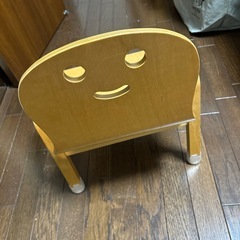 子供の小さい椅子の画像