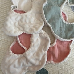 スタイ よだれかけ ビブ 10枚 防水 360° 綿 花びら型 新生児 双子 まとめ売りの画像