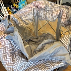 折りたためるベビーサークルの画像