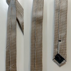 Harrods ハロッズ  ■種類 ネクタイ レギュラータイ  ■カラー ベージュ  ■柄デザイン ドット モザイク柄  ■素材 絹　シルク　100％  ■サイズ寸法 長さ　約141センチ 大剣幅　約8センチ 製品タグ メンズmen男性用紳士定価15,750円の画像