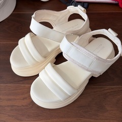 白サンダル　　earth music&ecologyの画像