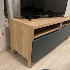 テレビとテレビ台と机の画像