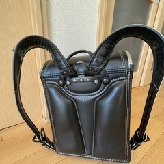 フラッシュデザインの黒いランドセル、ジッパーポケット付きで機能的。の画像