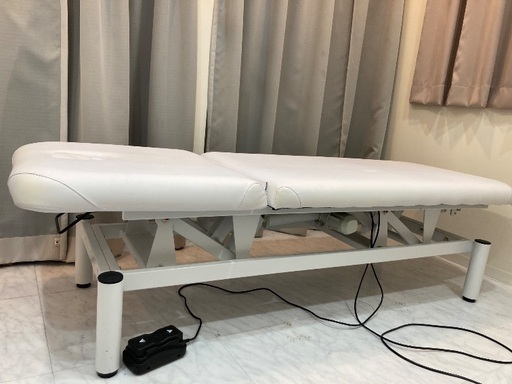 最終値下げ！！電動エステベッド2台まとめて(白・ブラウン)OKINモーター【4/1-4/12まで引取限定】