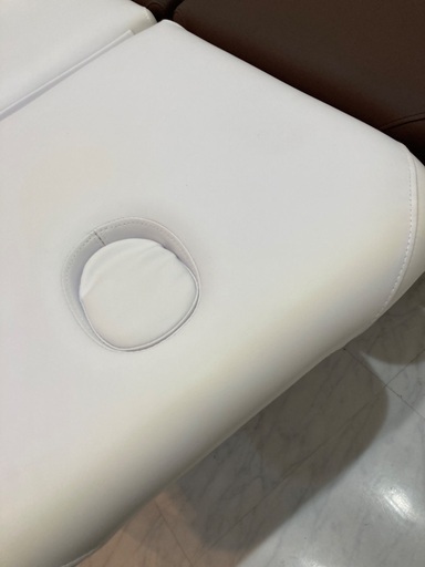 最終値下げ！！電動エステベッド2台まとめて(白・ブラウン)OKINモーター【4/1-4/12まで引取限定】