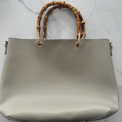 【決まりました】竹ハンドル フェイクレザーバッグ／グレージュの画像