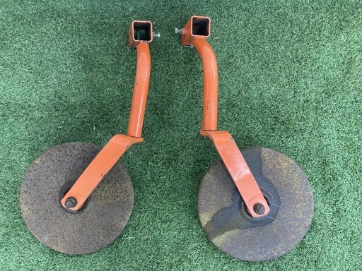 【売切御免！】1090 鳥取県発 尾輪セット トラクター用 [ 取付部四角 約5㎝角 ] 現状販売 広島 岡山 島根 兵庫 あぐり家鳥取中央店 売切御免！】1090 鳥取県発 尾輪セット トラクター用 [ 取付部四角 約