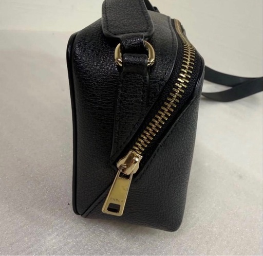 FURLA ブラックレザーショルダーバッグ