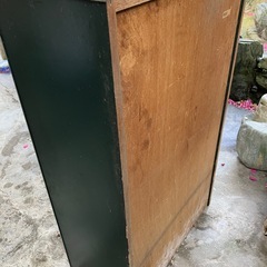 レトロな食器棚の画像