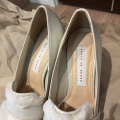 センスオブプレイス アーバンリサーチ ファー　パンプス　太ヒール　アイボリーの画像