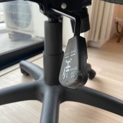  【3月下旬お渡し】人間工学デスクチェア （猫の傷あり）の画像