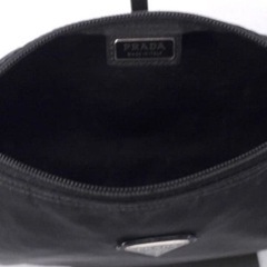 PRADAナイロンショルダーバックの画像