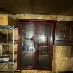 ガラス扉付きの食器棚、　観音開き　フィギュアやゲーム、漫画　ショーケースなどに　棚板移動可能の画像