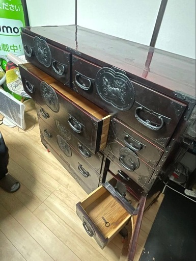 【引取り対応】・仙台箪笥｜重厚な金具と漆の艶（鍵付き)