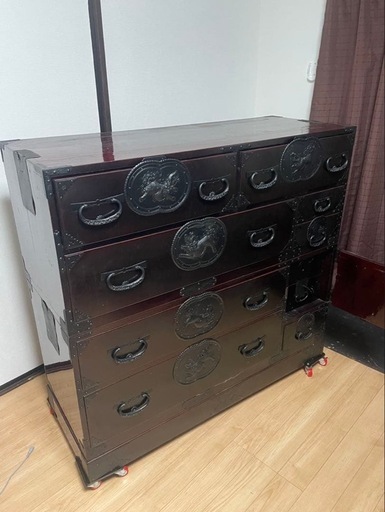 【引取り対応】・仙台箪笥｜重厚な金具と漆の艶（鍵付き)
