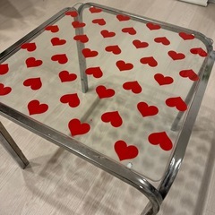 【受渡者決定しました】ハート柄 ガラス天板 サイドテーブル／ローテーブル（43×43×40cm） の画像