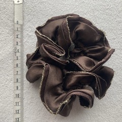 シュシュ:2個:モノトーン　ハート　模様透かし＆金色縁取り　サテン調　茶色:ヘアアクセサリー:ヘア小物の画像