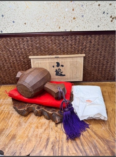 時代物 井波彫刻 小槌 共箱 在銘 良品 山城 木彫 和骨董 和美術 伝統工芸 彫刻 木製 縁起物 置物 オブジェ 古玩 古道具 作家