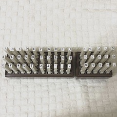 【新品】コクヨ エンドレス・スタンプ（連結式柄付印） 4号 数字 英字セットの画像