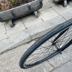 『ＳＡＬＥ　３０％』　クロスバイク　７００ｘ２８ｃ　6変速　黒　配達可能の画像