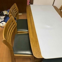 ダイニングテーブルと椅子セットの画像