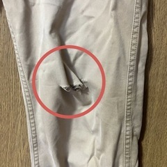 ユニクロ　チノパン　左膝破れ有の画像