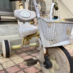 チャイルドシート&折りたたみバギー　セット 自転車小屋に置いておいたため汚れています。 チャイルドシート、バギーも普通に使用できます。 ボロボロ三輪車も一緒にお引き取りいただける方への画像