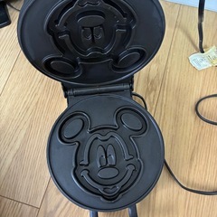 ミッキーマウス型のワッフルメーカーの画像