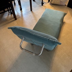 椅子ベッドの画像