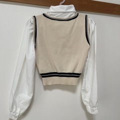 ベージュ Vネック セーター シャツ　GORGE
の画像