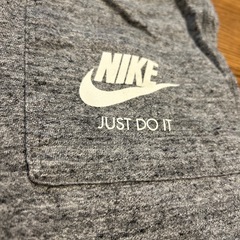美品【NIKE】ウィメンズ　クロップドパンツ　トレーニングパンツの画像
