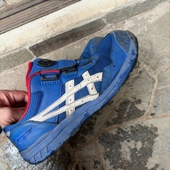 中古アシックスの安全靴26.5の画像