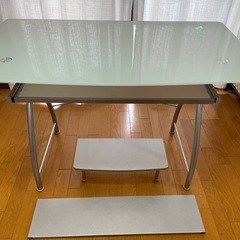 ガラステーブルデスクの画像